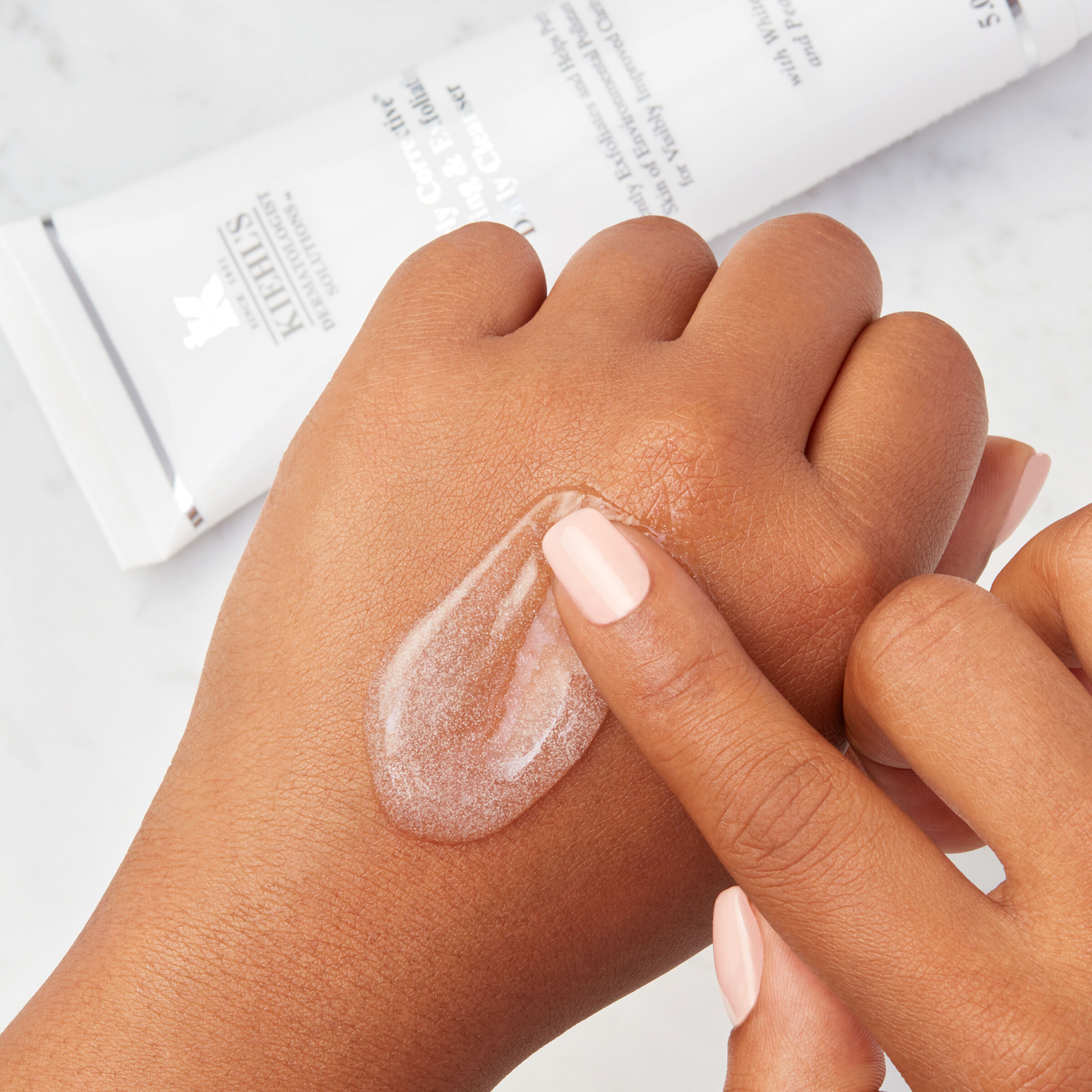 Sữa Rửa Mặt Kiehl's Clearly Corrective™ Brightening & Exfoliating Cleanser