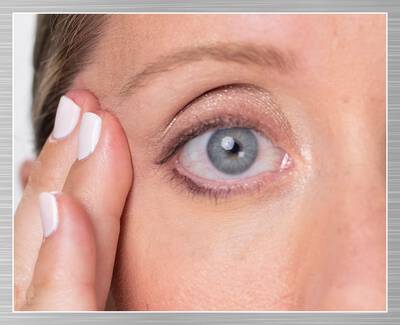 Massage đuoi mắt nhẹ nhang theo hinh xoắn ốc, hướng len tren va ra ngoai phia thai dương