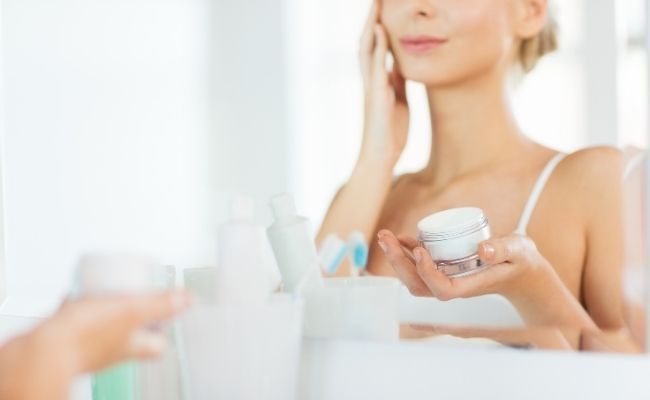 Dưỡng ẩm cho da trước khi bôi kem chống nắng