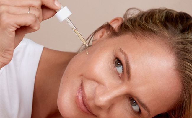 Sử dụng serum tái tạo bề mặt da