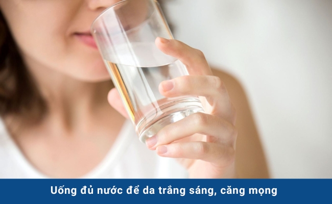 Uống đủ nước giúp da căng mọng, rạng rỡ