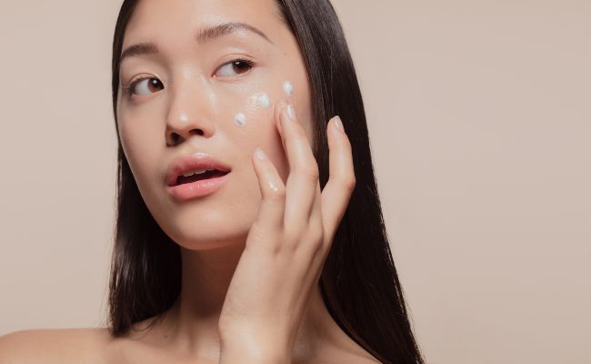 dùng kem dưỡng ẩm cho da dầu mụn