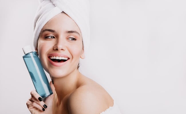 Cấn bằng da với toner