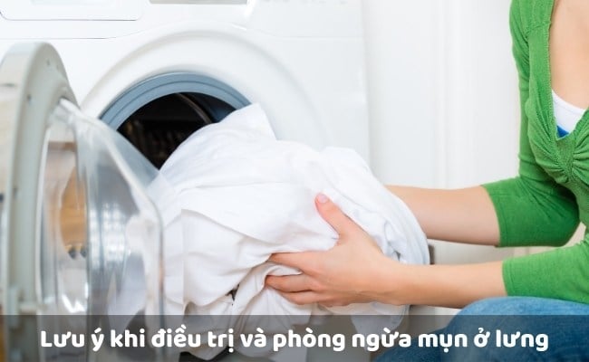 Lưu ý khi điều trị và phòng ngừa mụn ở lưng

