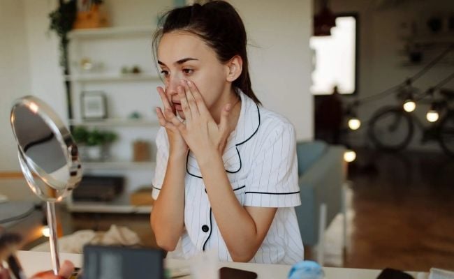 Sử dụng kem chống nắng kể cả khi ở nhà