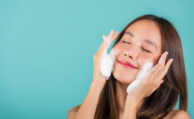 vì sao cần sử dụng sữa rửa mặt cho tuổi dậy thì