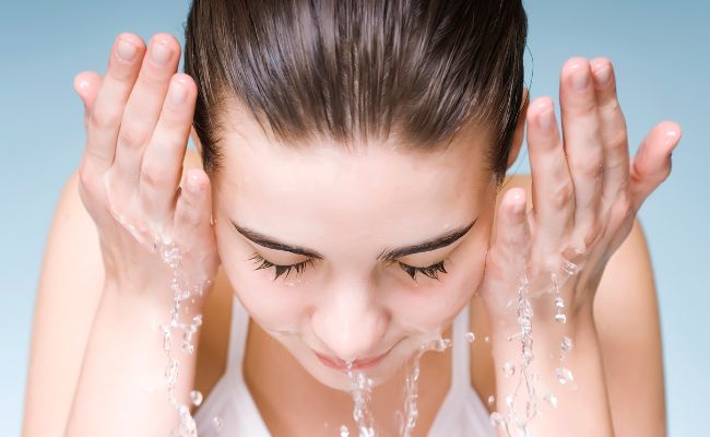 dùng sữa rửa mặt cho da dầu