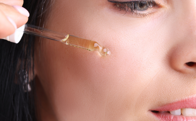 Chỉ nên sử dụng một lượng serum vừa đủ trên da