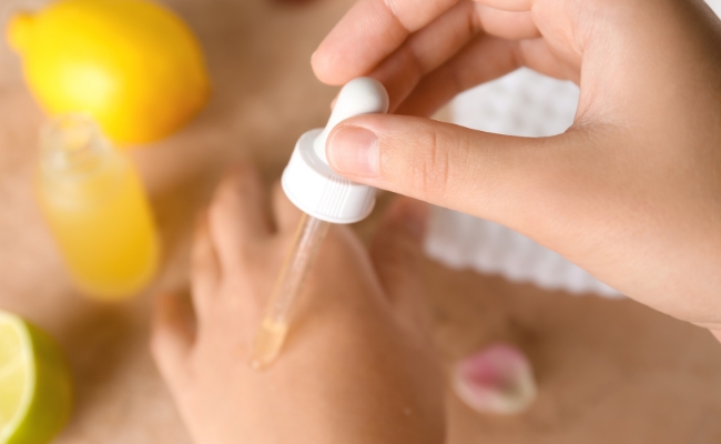 Thời điểm sử dụng BHA và vitamin C Sử dụng BHA và vitamin C vào các thời điểm khác nhau nếu da khô hoặc nhạy cảm