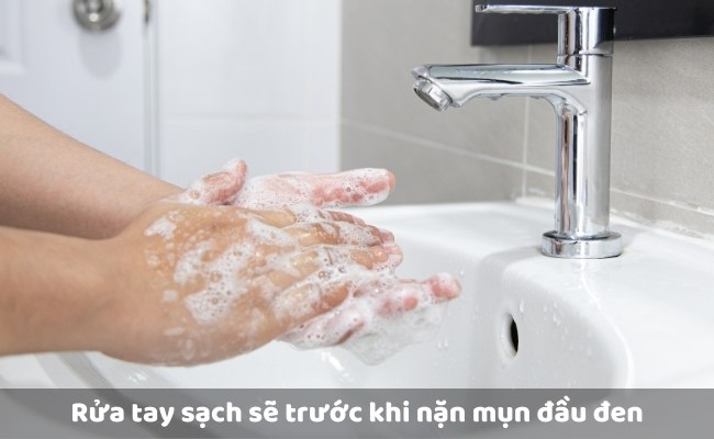 Rửa tay sạch sẽ trước khi nặn mụn đầu đen