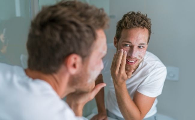 cách chọn sữa rửa mặt cho nam da dầu mụn