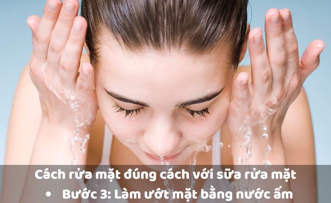 Bước 3: Làm ướt mặt bằng nước ấm