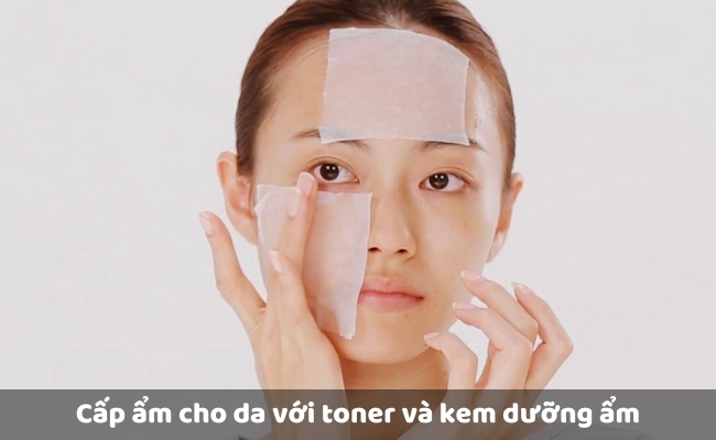 Cấp ẩm cho da với toner và kem dưỡng ẩm khắc phục da sần sùi
