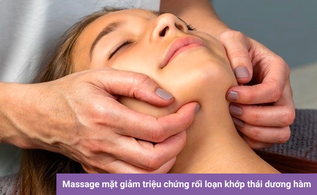 Việc massage mặt giúp thư giãn cơ hàm và giảm cơn đau do rối loạn khớp thái dương hàm