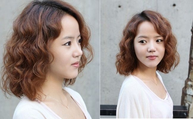 Tóc xoăn sóng ngang vai lọn nhỏ, tạo độ phồng tự nhiên