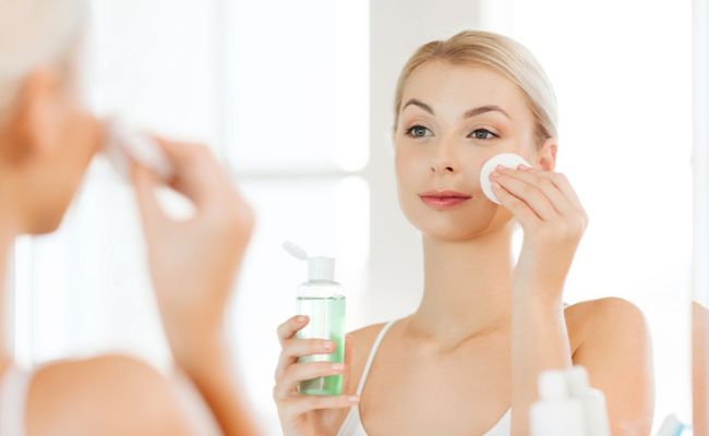 Vệ sinh da mặt đúng cách giúp trị mụn nhỏ liti trên mặt