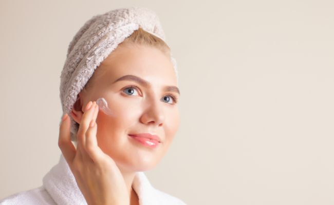 Cách chăm sóc da nhạy cảm vào mùa hè - Dưỡng ẩm đầy đủ