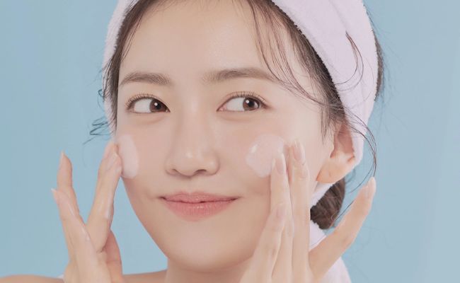 Cách chăm sóc da nhạy cảm vào mùa hè - Làm sạch da đúng cách