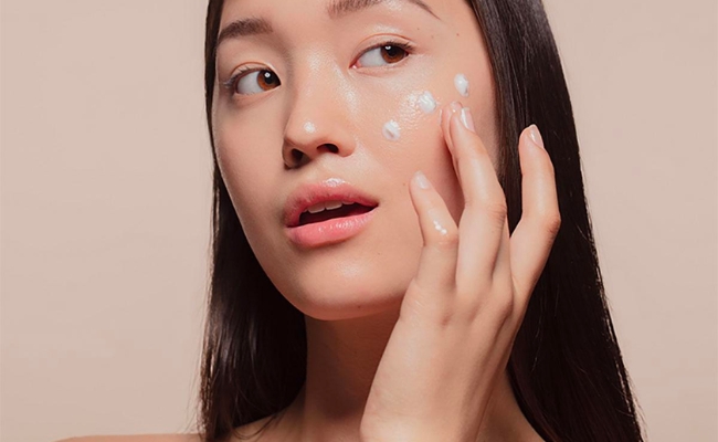 Cách dùng kem dưỡng ẩm cho da dầu mụn chuẩn nhất