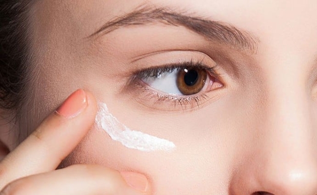 Vitamin C giúp giải quyết các vấn đề vùng da quanh mắt