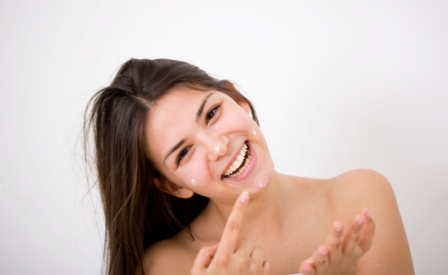 Thoa một lượng kem vừa đủ dùng lên da