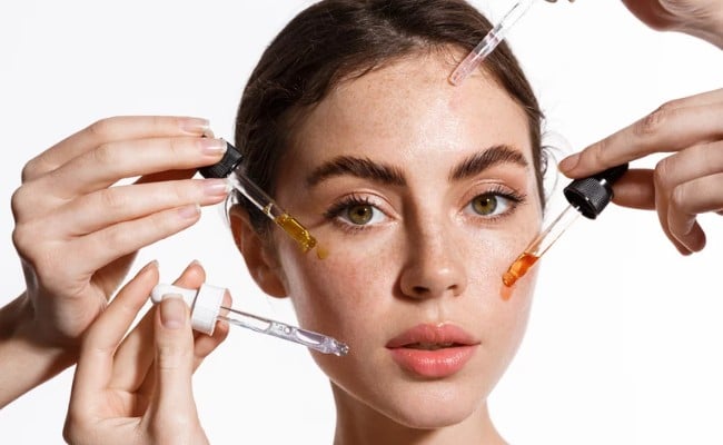 Kết hợp vitamin C và Hyaluronic Acid trong nhiều sản phẩm dưỡng da