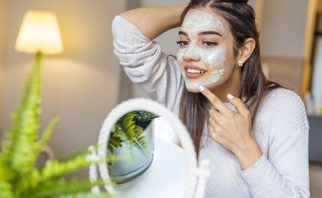 Đắp mặt nạ đất sét để hỗ trợ điều trị mụn đầu đen