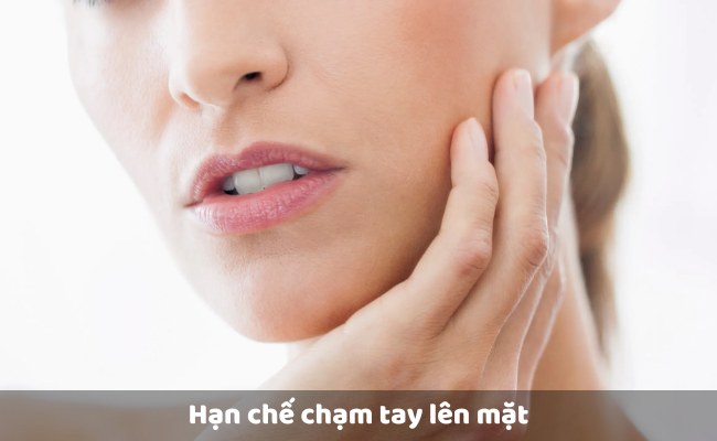 Hạn chế chạm tay lên mặt

