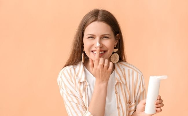 Bôi kem chống nắng trước khi đi ra ngoài 20 phút