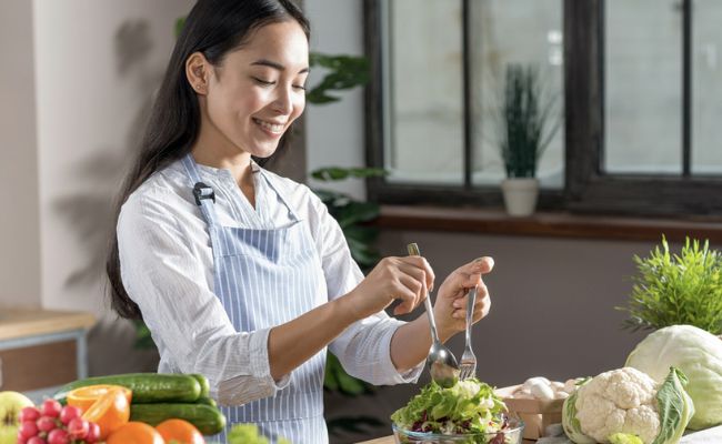 Cân bằng nội tiết tố bằng cách thêm rau xanh, trái cây vào chế độ ăn