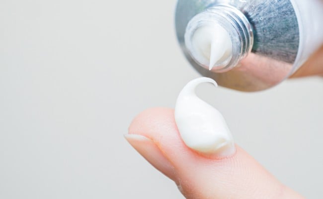 Trị mụn đầu đen trên mũi Adapalene
