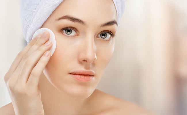 Lưu ý khi chăm sóc da mặt nổi mụn trắng nhỏ