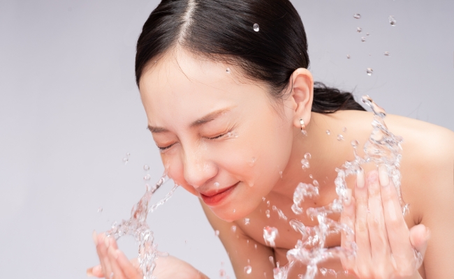 Rửa mặt lại với nước lạnh sau khi đắp mặt nạ Rửa mặt lại với nước lạnh sau khi đắp mặt nạ