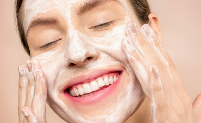 Thực hiện cách sử dụng sữa rửa mặt đúng cách sẽ mang lại nhiều lợi ích tuyệt vời cho làn da Thực hiện cách sử dụng sữa rửa mặt đúng cách sẽ mang lại nhiều lợi ích tuyệt vời cho làn da