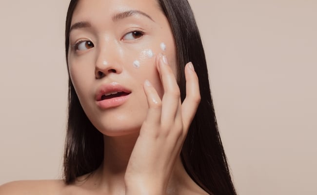 Dưỡng ẩm đều đặn cho da khi dùng Vitamin C và BHA Dưỡng ẩm đều đặn cho da khi kết hợp dùng Vitamin C và BHA