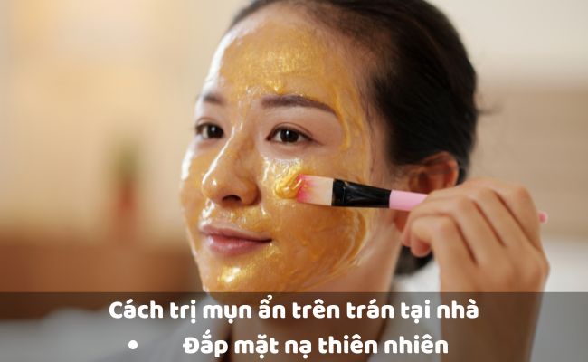 Đắp mặt nạ thiên nhiên trị mụn ẩn trên trán