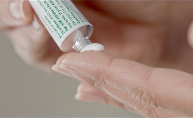 Sử dụng các hoạt chất thuộc nhóm Retinoids để điều trị mụn đầu đen