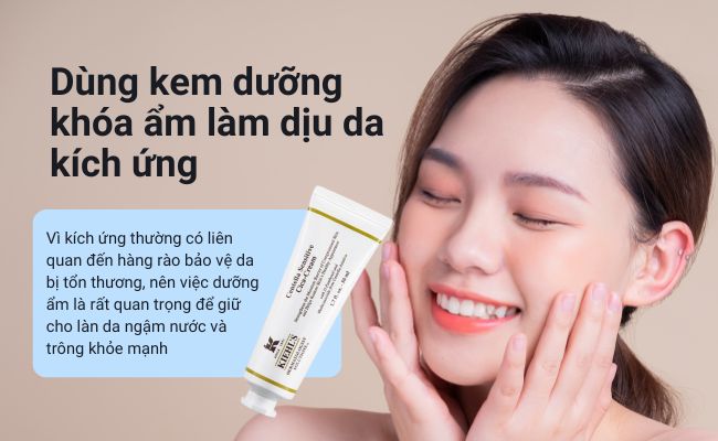 Dùng kem dưỡng khóa ẩm làm dịu da kích ứng