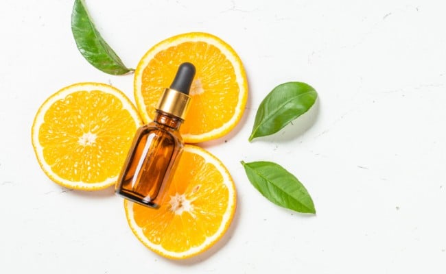 Công dụng của Vitamin C và Hyaluronic Acid đối với làn da