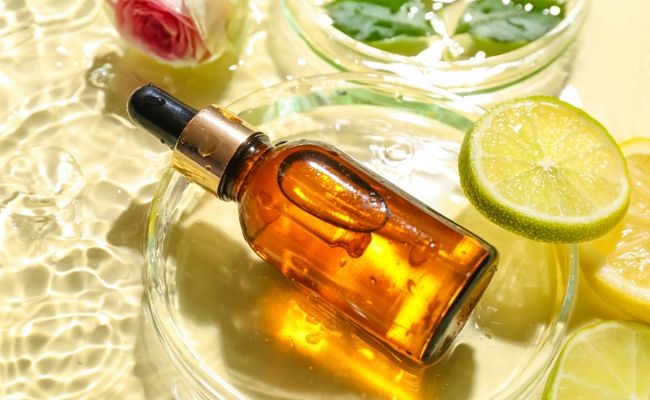 Chọn serum Vitamin C cho da khô có thành phần cấp ẩm