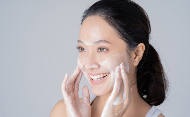 Lưu ý khi điều trị và chăm sóc da nổi mụn đỏ, nốt đỏ