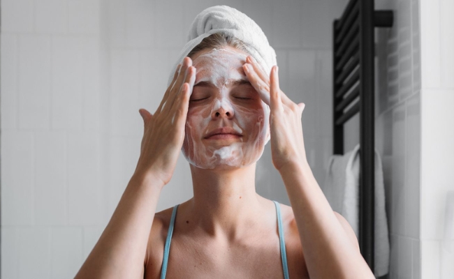 Massage da mặt nhẹ nhàng đúng chuẩn với sữa rửa mặt Massage da mặt nhẹ nhàng đúng chuẩn với sữa rửa mặt