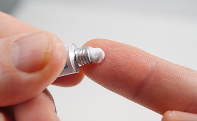 Trị mụn đầu đen ở mũi bằng Retinoids tại chỗ