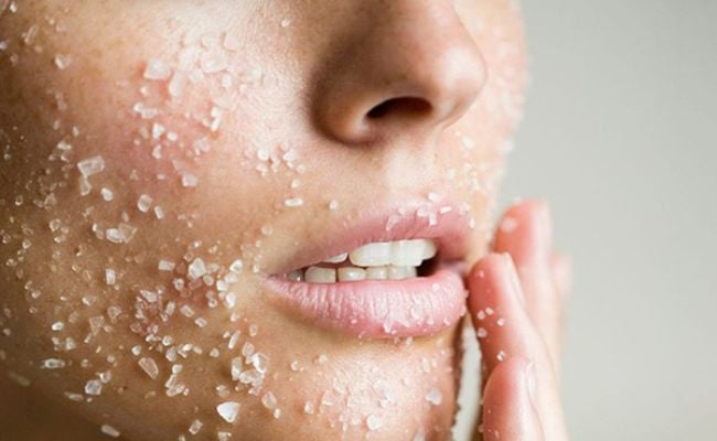 Tẩy tế bào chết thường xuyên - Cách trị mụn li ti hiệu quả