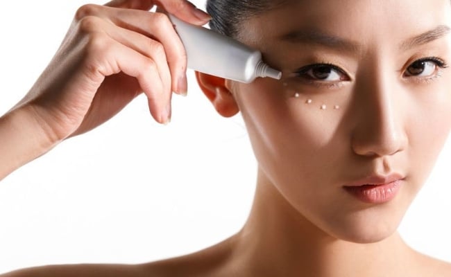 Tránh thoa Retinol lên các vị trí da nhạy cảm Tránh thoa Retinol lên các vị trí da nhạy cảm