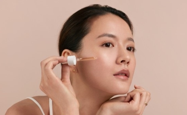 Dùng một lượng serum vừa đủ trên da Dùng một lượng serum vừa đủ trên da