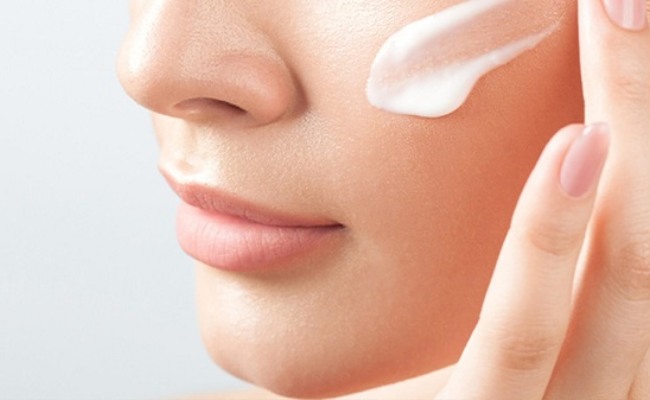 Da mặt bị dị ứng nổi mụn phải làm sao?
