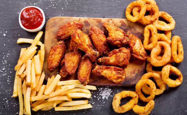 Sau khi nặn mụn kiêng ăn gì? - Đồ cay nóng, nhiều dầu mỡ