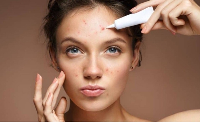 Kết hợp cùng sản phẩm đặc trị mụn