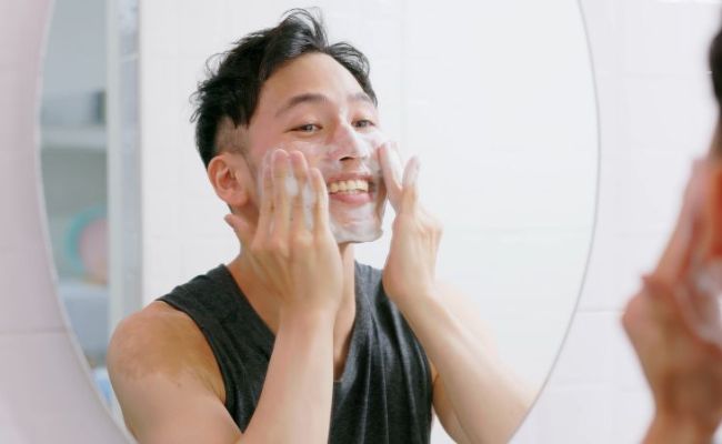 Cách sử dụng sữa rửa mặt cho nam da dầu mụn